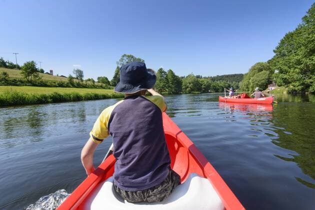 Paddler in Kanu (Kanadier) auf dem Schwarzer Regen in Viechtach, Niederbayern, Bayern, Deutschland model released