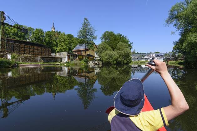Paddler in Kanu (Kanadier) auf dem Schwarzer Regen, Blick auf Viechtach in Viechtach, Niederbayern, Bayern, Deutschland model released