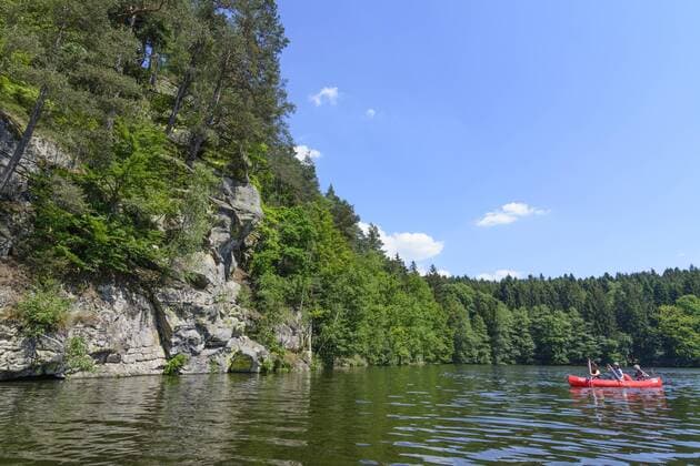 Paddler in Kanu (Kanadier) auf dem Höllensteinsee des Schwarzer Regen in Viechtach, Niederbayern, Bayern, Deutschland model released