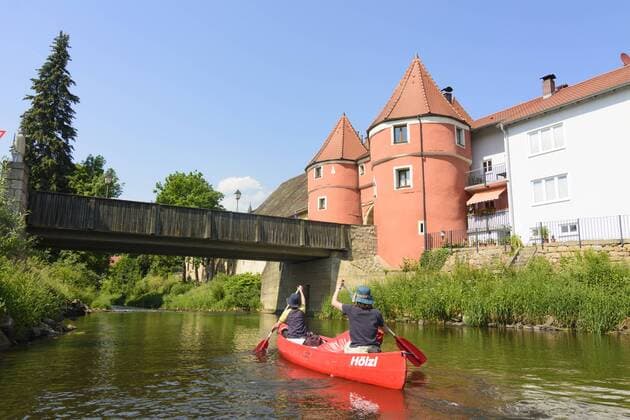 Biertor am Fluss Regen und Paddler in Kanu (Kanadier) auf dem Regen in Cham, Oberpfalz, Bayern, Deutschland model released