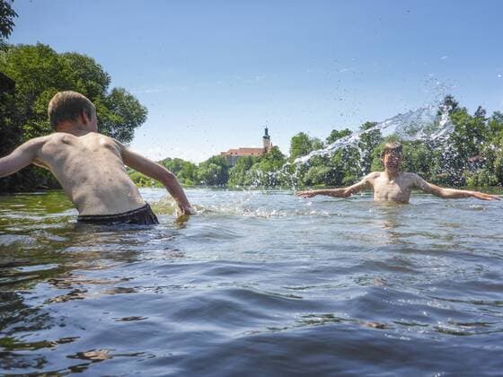 badende Kinder im Fluss Regen vor dem Kloster Walderbach in Walderbach, Oberpfalz, Bayern, Deutschland model released