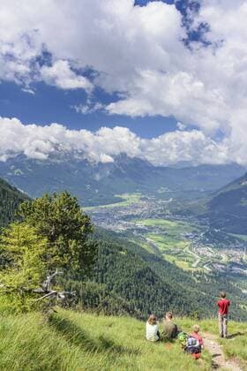 Blick auf Burgrain und Garmisch-Partenkirchen mit Wanderern in Farchant, Oberbayern, Estergebirge, Bayern, Deutschland model released