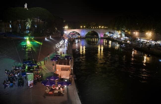 die Tiber-Insel (Isola del Tevere or Isola Tiberina) bei Nacht, Italien, Rom The Tiber Island (Isola del Tevere or Isola Tiberina) with night life, Italy, Rome BLWS156419