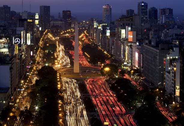 der Obelisk von Buenos Aires, Avenida 9 de Julio y la Calle Corrientes, Argentinien, Buenos Aires El Obelisco de Buenos Aires, Avenida 9 de Julio y la Calle Corrientes. Night view from the top of a building, Argentina, Buenos Aires BLWS156481