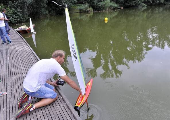 Modeling competition - Ljubljana, Slovenia 24.08.2015., Ljubljana, Slovenia - Modeling fans gathered at Kosesko lake for sailing competition.  BorutxZivulovic FAxBobo PIXSELL