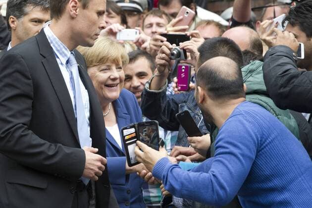 Bundeskanzlerin Angela MERKEL trifft vor dem Hotel Montan in Duisburg-Marxloh ein, Bad in der Menge, Buergerdialog Gut leben in Deutschland , Bundeskanzlerin Angela Merkel spricht in Duisburg-Marxloh mit Buergerinnen und Buergern, Deutschland im Dialog, 25.08.2015