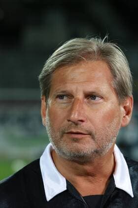 Westbalkan Konferenz - Western Bakans Summit Wien, Horr Stadion, 26. 08. 2015 Fußballspiel FC Future EU : FC EU Johannes HAHN - Schiedsrichter