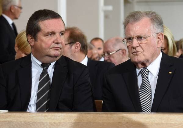 27.08.2015, Stuttgart, Die ehemaligen Ministerpräsidenten Baden-Württembergs Stefan Mappus (l) und Erwin Teufel (beide CDU) sind am 27.08.2015 bei der Trauerfeier für den verstorbenen ehemaligen Präsidenten des VfB Stuttgart und des Deutschen Fußball-Bundes (DFB) sowie baden-württembergischen Landesministers, Gerhard Mayer-Vorfelder, in der Domkirche St. Eberhard in Stuttgart (Baden-Württemberg).