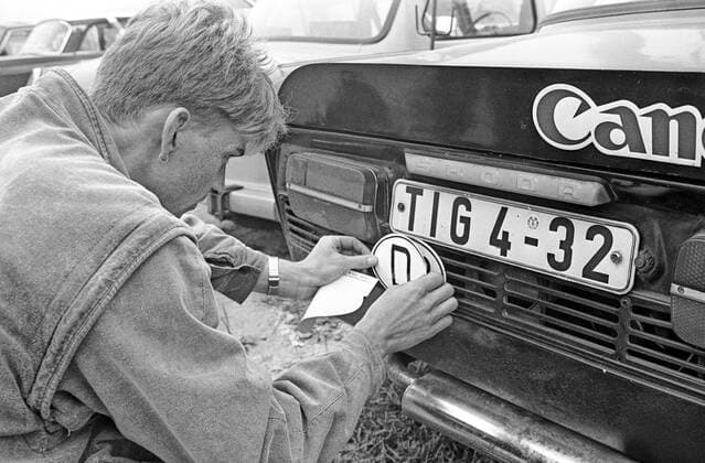 Flüchtlingslager in Landkreis Passau, in Bayern, für DDR-Flüchtlinge, die über Ungarn und Österreich in die Bundesrepublik geflohen sind, DDR-Autokennzeichen wird mit einem D-Schild überklebt,