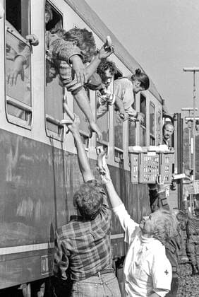 Ankunft eines Sonderzuges mit 800 DDR-Flüchtlingen aus Prag, in Ahrweiler, dort wurden die Flüchtlinge in der ehemaligen Katastrophenschutzschule empfangen und registriert und mit Papieren und Begrüßungsgeld versorgt,