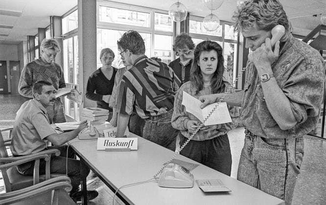 Ankunft eines Sonderzuges mit 800 DDR-Flüchtlingen aus Prag, in Ahrweiler, dort wurden die Flüchtlinge in der ehemaligen Katastrophenschutzschule empfangen und registriert und mit Papieren und Begrüßungsgeld versorgt,