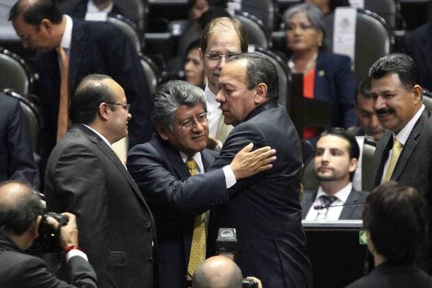 POLITIK Mexiko: Parlamentssitzung Aug. 29, 2015 - Mexico - G29081529.JPG.MEXICO, D.F. Konstituierende Sitzung des 63. mexikanischen Parlaments - Abgeordentenkammer - Los perredistas Francisco Martinez Neri y Jesus Zambrano se abrazan durante la Sesion Constitutiva de la 63 Legislatura de la Camara de Diputados, el 29 de agosto de 2015. El segundo fue electo como presidente de la Mesa Directiva de la Camara de Diputados, este mismo dia.  - ZUMAu78_