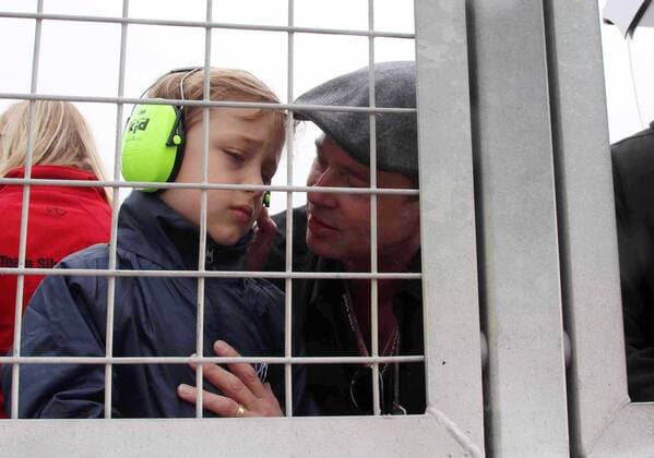 - Brad Pitt besucht MotoGP in Silverstone, England - con il filgio Knox Leon Jolie-Pitt  0