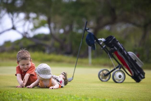 zwei kleine Kinder spielen Golf Two adorable kids playing on golf field waiting BLWS237758