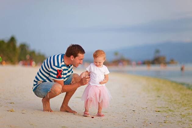 Vater mit seiner kleine Tochter am tropischen Sandstrand father and his little daughter on tropical beach BLWS269827