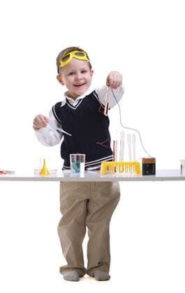 kleiner Forscher experimentiert in einem Labor Early education. Young boy performing chemistry experiments BLWS237755