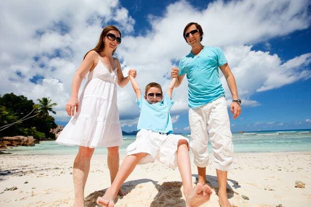 junge glueckliche Familie am tropischen Strand happy young family on tropical beach BLWS270773