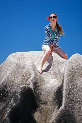 eine junge huebsche Frau sitzt auf einem Granitfelsen am Strand, Anse Source d Argent , Seychellen, La Digue a young attractive woman sitting on top of a granite rock, Anse Source d Argent, Seychelles, La Digue BLWS270802