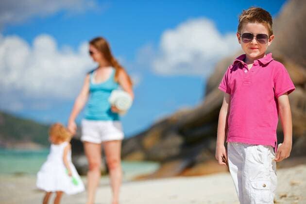 ein Junge mit seiner Mutter und kleinen Schwester am Strand a little boy with his mother and sister at the beach BLWS270928