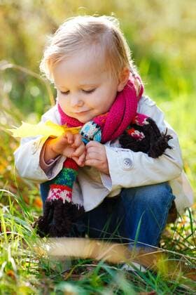 kleines Maedchen sammelt Blaetter im Herbst little girl collecting autumn leaves BLWS272252