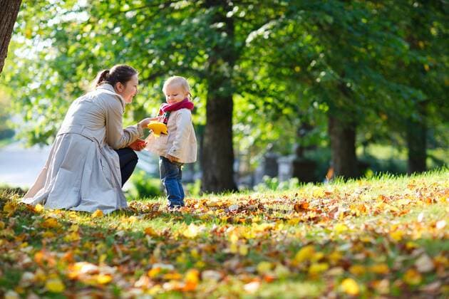 Mutter und Tochter in einem Park im Herbst mother and daughter in a park in autumn BLWS272254