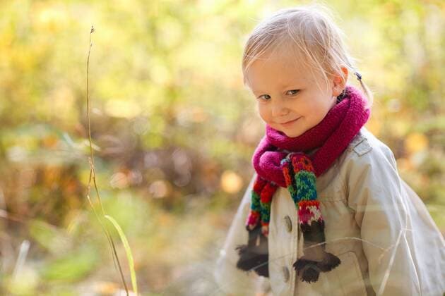 kleines Maedchen mit Schal little girl with scarf BLWS272257