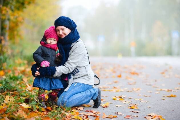 Mutter mit ihrer kleinen Tochter im Herbst young mother with her little daughter in autumn BLWS272262