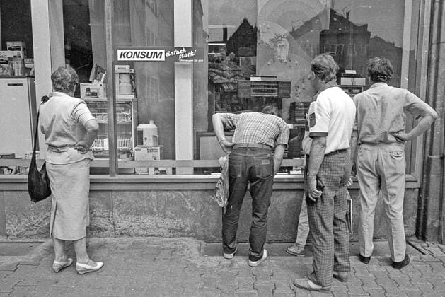 Einführung der D-Mark in Ostdeutschland, nach der Wende, am 01.07.1990 in Erfurt, DDR Geschäft mit neuen Westwaren,