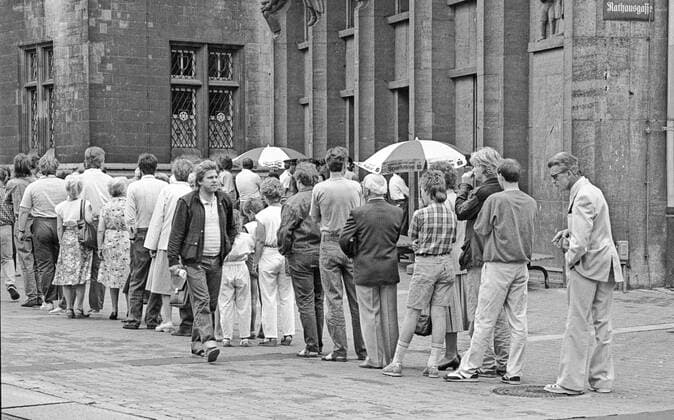 Einführung der D-Mark in Ostdeutschland, nach der Wende, am 01.07.1990 in Erfurt, Schlange stehen für den Bargeldumtausch,