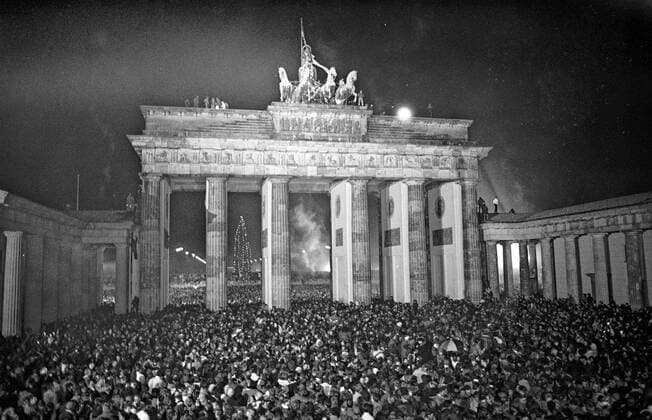Erstes, gemeinsames Deutsch-Deutsches Silvester, nach dem Mauerfall, Feiern am Brandenburger Tor,