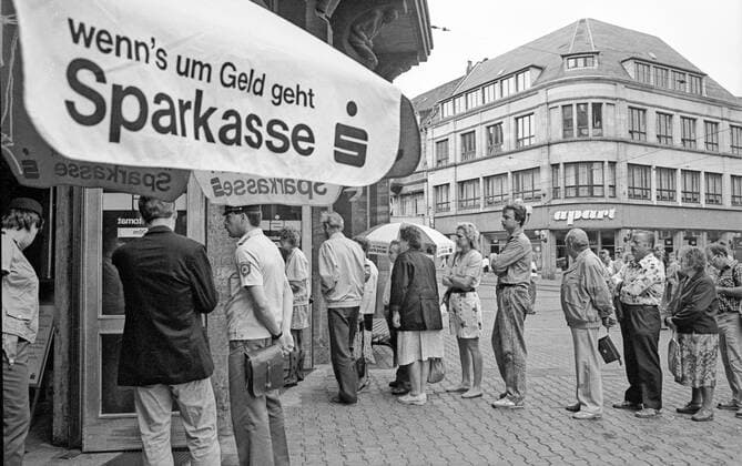 Einführung der D-Mark in Ostdeutschland, nach der Wende, am 01.07.1990 in Erfurt, Schlange stehen für den Bargeldumtausch,