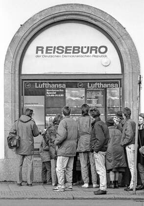 Schaufenster des DDR Reisebüros, nach der Wende, mit Lufthansa Werbung,