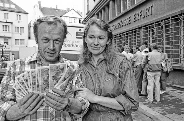 Einführung der D-Mark in Ostdeutschland, nach der Wende, am 01.07.1990 in Erfurt, Bargeld Umtausch,