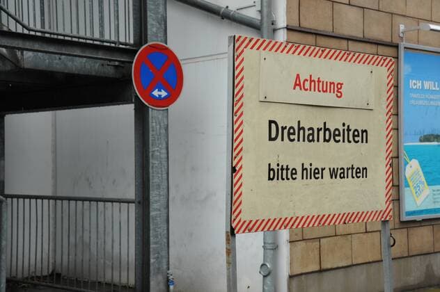 Ein Schild Achtung Dreharbeiten am 01.09.2015 in Köln bei dem Fototermin zu 30 Jahre Lindenstrasse, der langlebigste deutsche TV Serie.