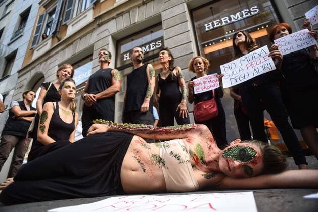 AKTUELLES ZEITGESCHEHEN Fashion Week Mailand - Protest von Tierschützern Milan, Animal rights activists protest against the usage of animal skin during next Fashion Week 