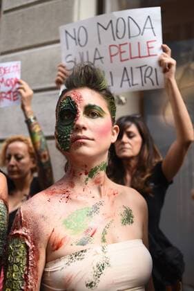 AKTUELLES ZEITGESCHEHEN Fashion Week Mailand - Protest von Tierschützern Milan, Animal rights activists protest against the usage of animal skin during next Fashion Week 