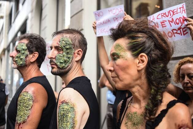AKTUELLES ZEITGESCHEHEN Fashion Week Mailand - Protest von Tierschützern Milan, Animal rights activists protest against the usage of animal skin during next Fashion Week 