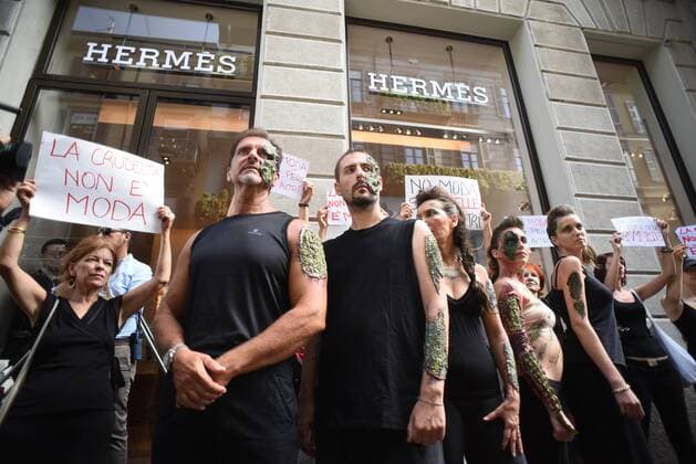 AKTUELLES ZEITGESCHEHEN Fashion Week Mailand - Protest von Tierschützern Milan, Animal rights activists protest against the usage of animal skin during next Fashion Week 