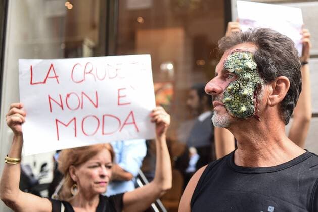 AKTUELLES ZEITGESCHEHEN Fashion Week Mailand - Protest von Tierschützern Milan, Animal rights activists protest against the usage of animal skin during next Fashion Week 
