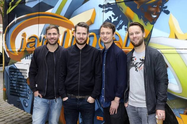 Revolverheld bei der Übergabe vom NestWerk e.V. Jamliner Musikbus an Hamburger Jugendliche auf dem Hein-Kollisch Platz in St. Pauli. Hamburg, 01.09.2015 Foto:xU.xGlockmannx xFuturexImage