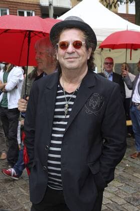 Jean-Jacques Kravetz bei der Übergabe vom NestWerk e.V. Jamliner Musikbus an Hamburger Jugendliche auf dem Hein-Kollisch Platz in St. Pauli. Hamburg, 01.09.2015 Foto:xU.xGlockmannx xFuturexImage