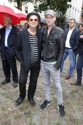 Jean-Jacques Kravetz mit Sohn Sohn Pascal bei der Übergabe vom NestWerk e.V. Jamliner Musikbus an Hamburger Jugendliche auf dem Hein-Kollisch Platz in St. Pauli. Hamburg, 01.09.2015 Foto:xU.xGlockmannx xFuturexImage