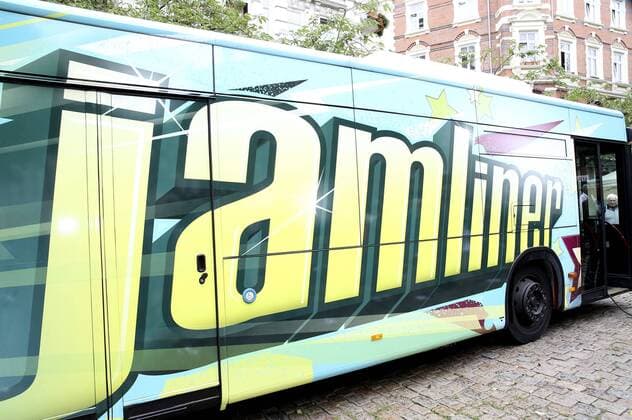 Übergabe vom NestWerk e.V. Jamliner Musikbus an Hamburger Jugendliche auf dem Hein-Kollisch Platz in St. Pauli. Hamburg, 01.09.2015 Foto:xU.xGlockmannx xFuturexImage