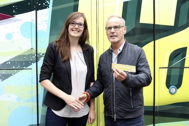 Christina Becker und Reinhold Beckmann bei der Übergabe vom NestWerk e.V. Jamliner Musikbus an Hamburger Jugendliche auf dem Hein-Kollisch Platz in St. Pauli. Hamburg, 01.09.2015 Foto:xU.xGlockmannx xFuturexImage