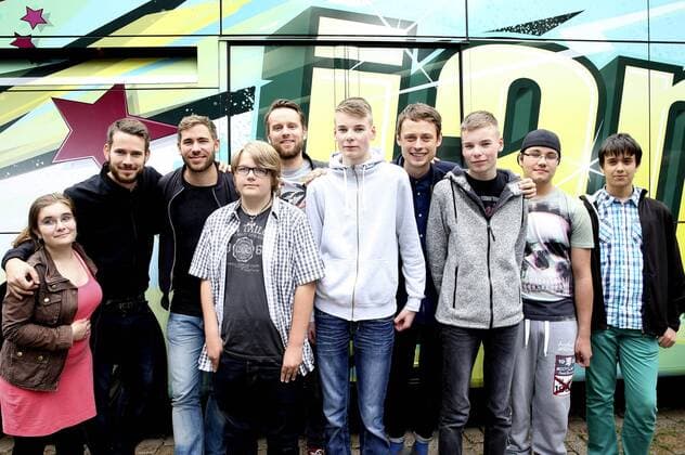 Revolverheld und Musiker der Jugendband Moonlight bei der Übergabe vom NestWerk e.V. Jamliner Musikbus an Hamburger Jugendliche auf dem Hein-Kollisch Platz in St. Pauli. Hamburg, 01.09.2015 Foto:xU.xGlockmannx xFuturexImage