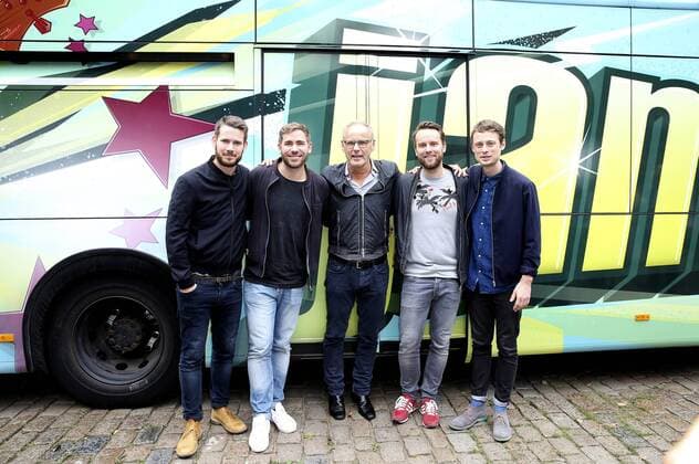 Revolverheld und Reinhold Beckmann bei der Übergabe vom NestWerk e.V. Jamliner Musikbus an Hamburger Jugendliche auf dem Hein-Kollisch Platz in St. Pauli. Hamburg, 01.09.2015 Foto:xU.xGlockmannx xFuturexImage
