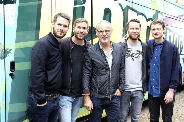 Revolverheld und Reinhold Beckmann bei der Übergabe vom NestWerk e.V. Jamliner Musikbus an Hamburger Jugendliche auf dem Hein-Kollisch Platz in St. Pauli. Hamburg, 01.09.2015 Foto:xU.xGlockmannx xFuturexImage