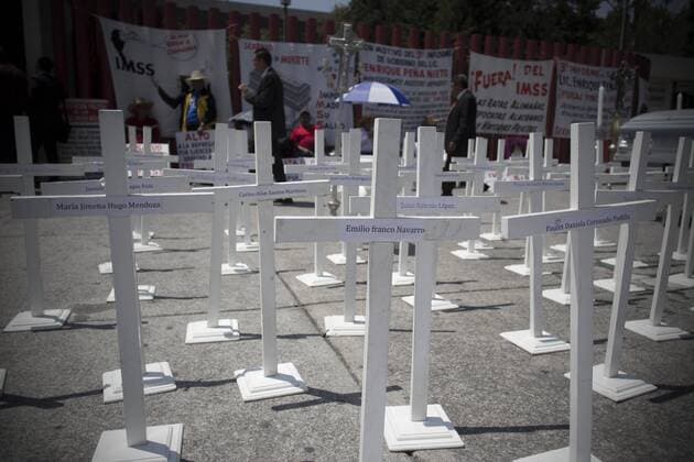 (150901) -- MEXICO CITY, Sept. 1, 2015 -- Employees of Mexican Social Security Institute, take part during a protest in front of the Chamber of Deputies, on the occasion of the third state-of-the-nation report of Mexican President Enrique Pena Nieto, in Mexico City, capital of Mexico, on Sept. 1, 2015. Alejandro Ayala) (jp) MEXICO-MEXICO CITY-SOCIETY-PROTEST e AlejandroxAyala 