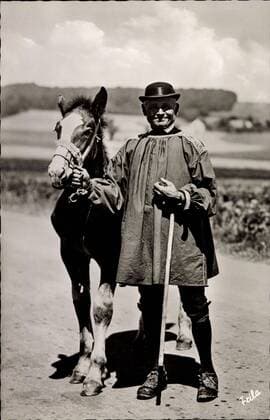 Volkstracht, Rieser Bauer mit einem Jungen Pferd am Zaumzeug !AUFNAHMEDATUM GESCHÄTZT!
