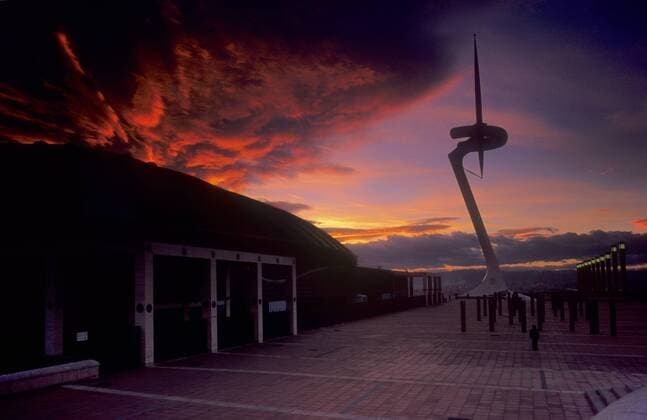 Architektur von Arata Isozaki Apr. 14, 2008 - Barcelona, Spain - At right Communications tower by Santiago Calatrava and at left Palau Sant Jordi sports arena by Arata Isozaki (Credit: © Barcelona Spain  - ZUMAogra